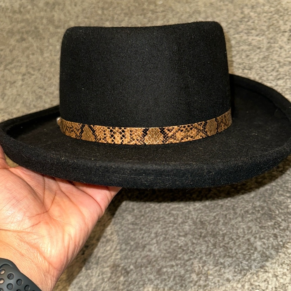 Wool hat with snake belt detail